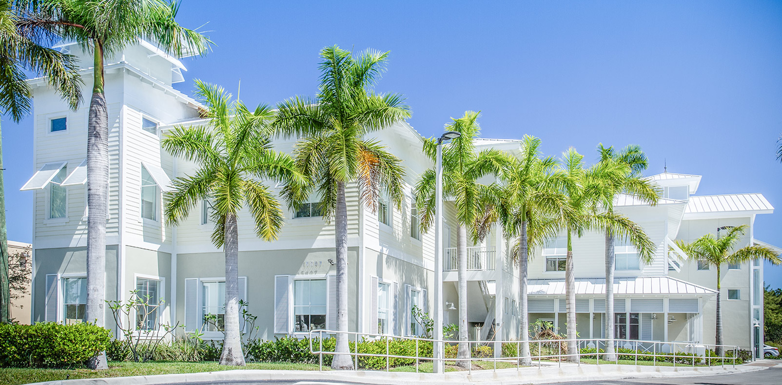 <h1 class='over-slide-heading'>MODERN OFFICES</h1><span class='over-slide-subheading hide-for-small'>NORTH MIAMI BEACH LEASING AVAILABLE</span>